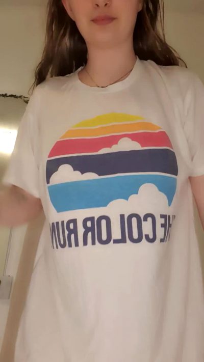 I Love Wearing Oversized T-shirts To Trick People Into Thinking My Tits Are Small