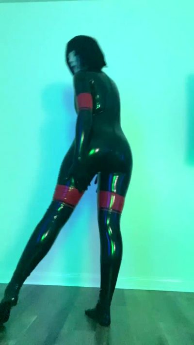 My First Latex Outfit! Watch Me Shine It