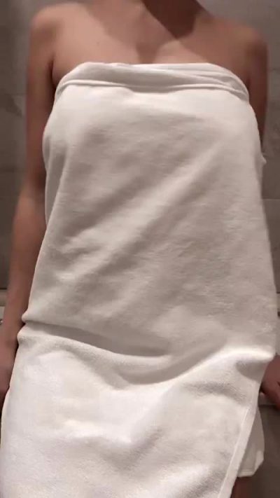 Watch Out! Big Mommy Milkers Under My Towel😍